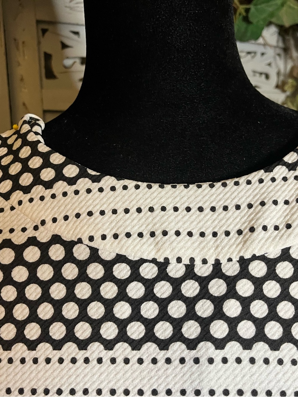 BUBBLE B BOLD WHITE & BLACK SLEEVELESS ASYMMETRICAL HEMLINE MINI SKORT JUMPER - Picture 3 of 9